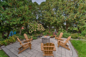 Airy Cottage Close to Rock Lake with Fire Pit!